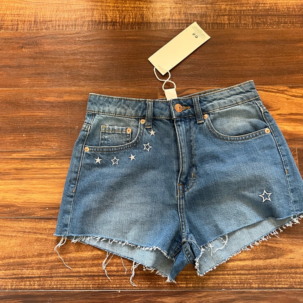H&M Coachella jean shorts. Size 4 new with tags.